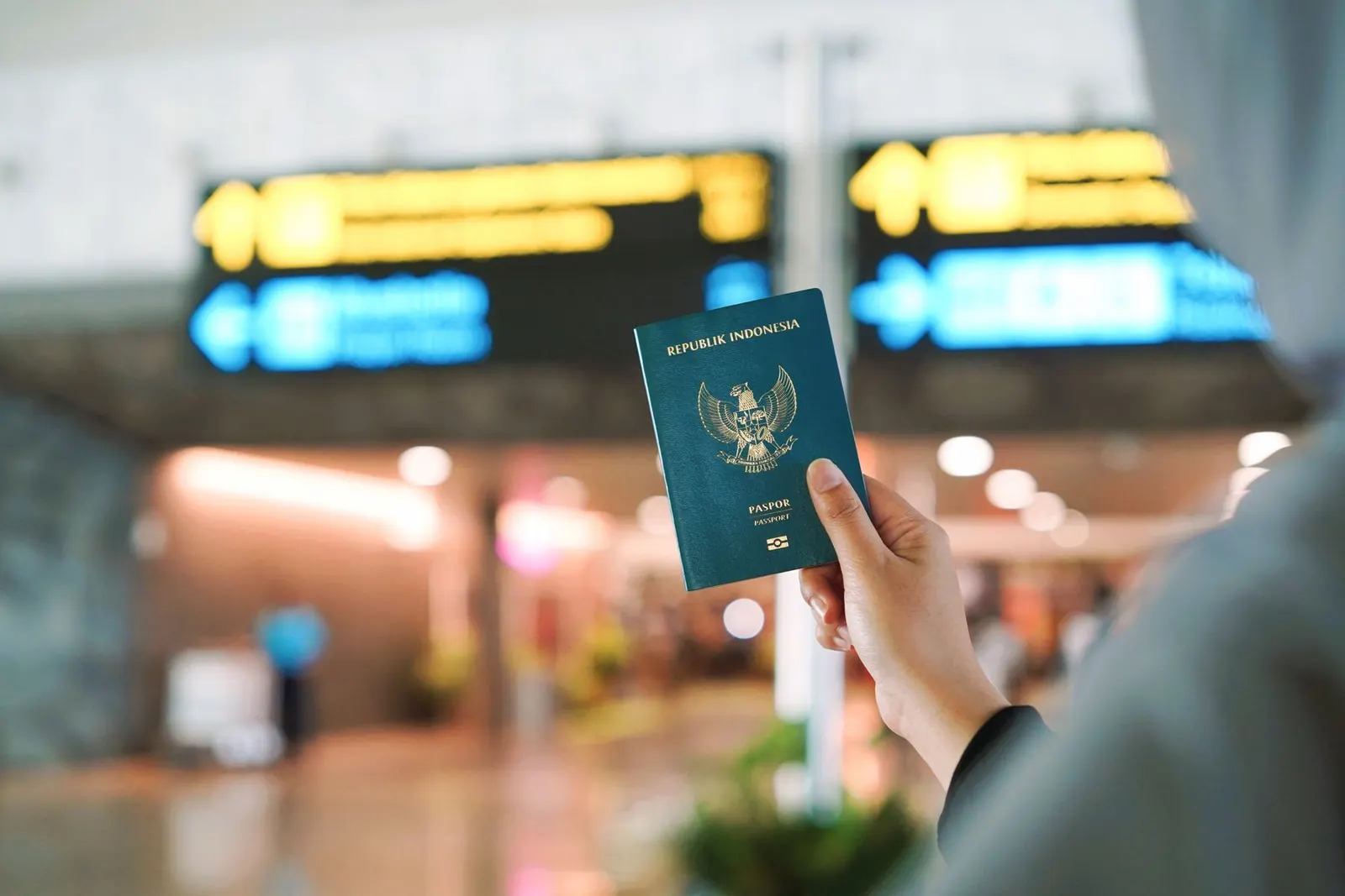 Passaporte na mão no saguão de um aeroporto