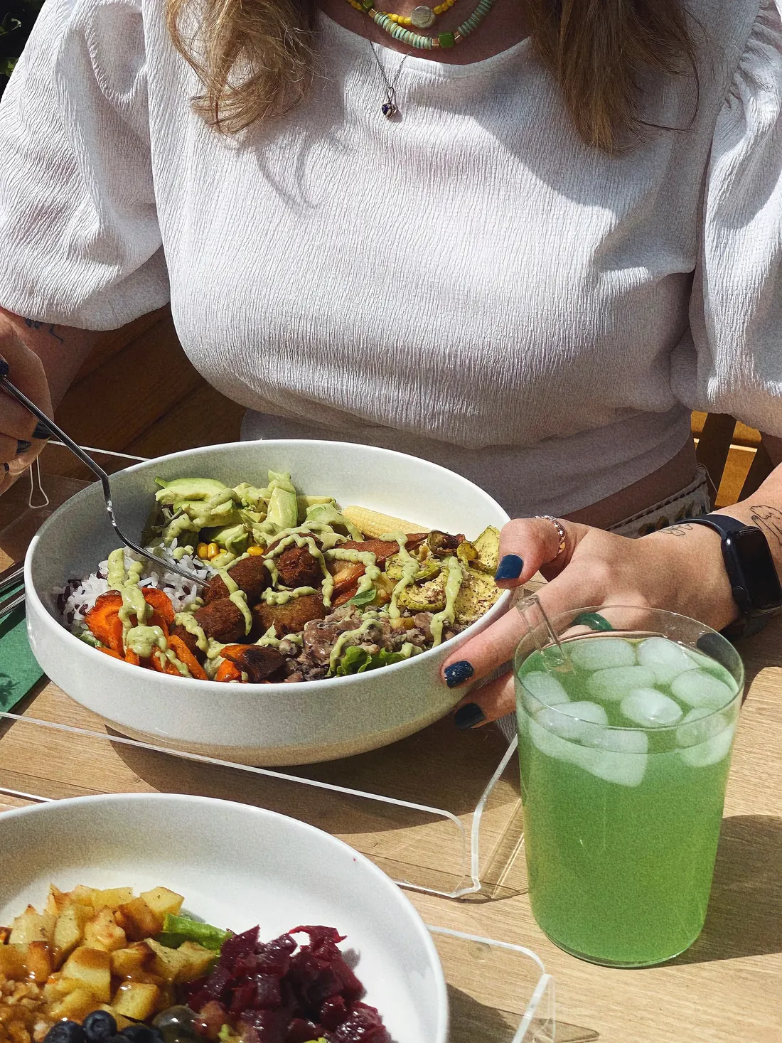 Almoço num bowl com suco verde, à mesa