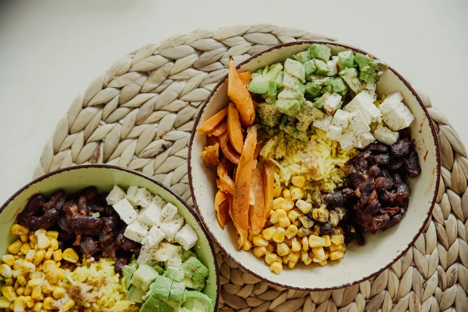 Bowl colorido com grãos, legumes e queijo