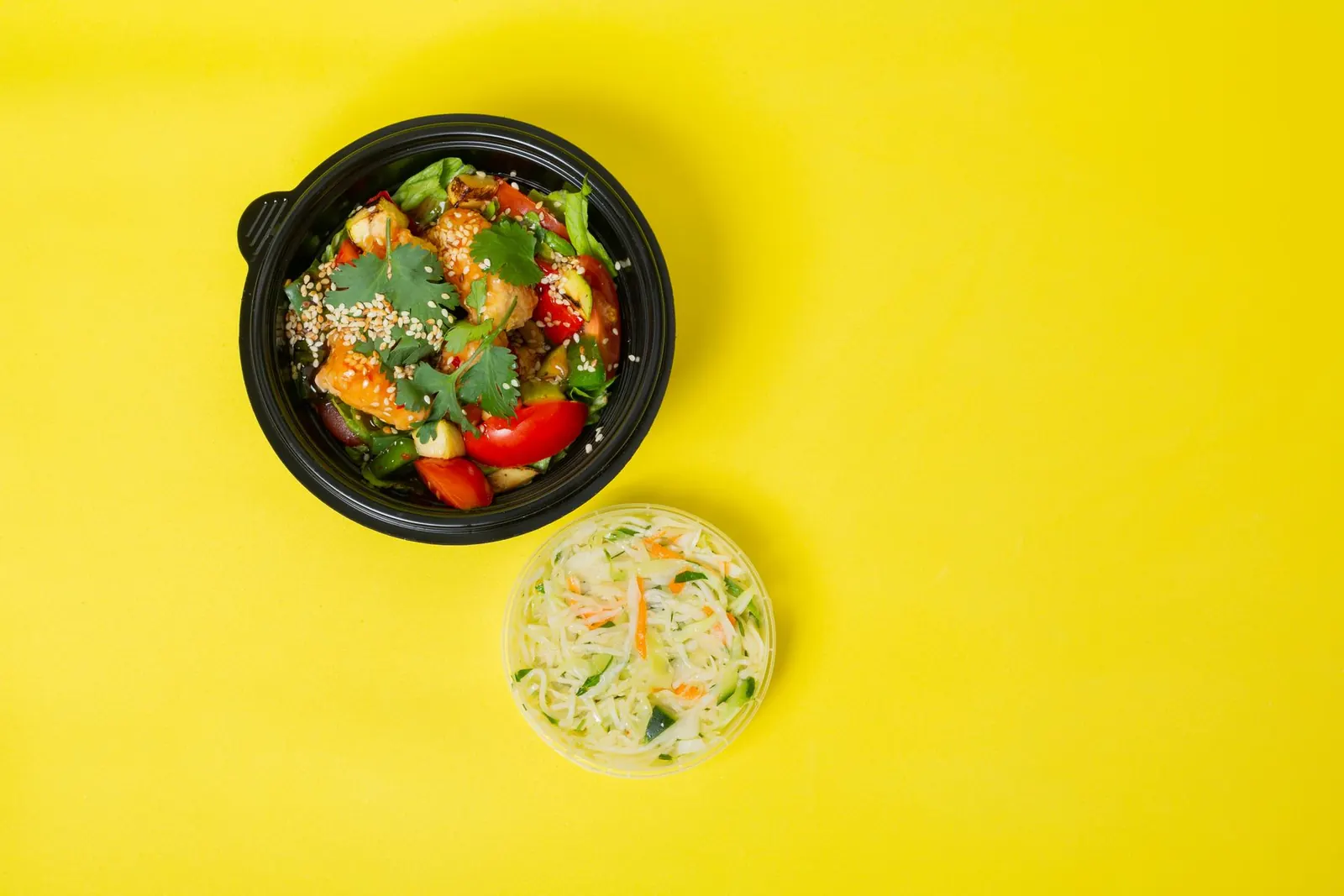 Pote de salada sobre fundo amarelo vivo