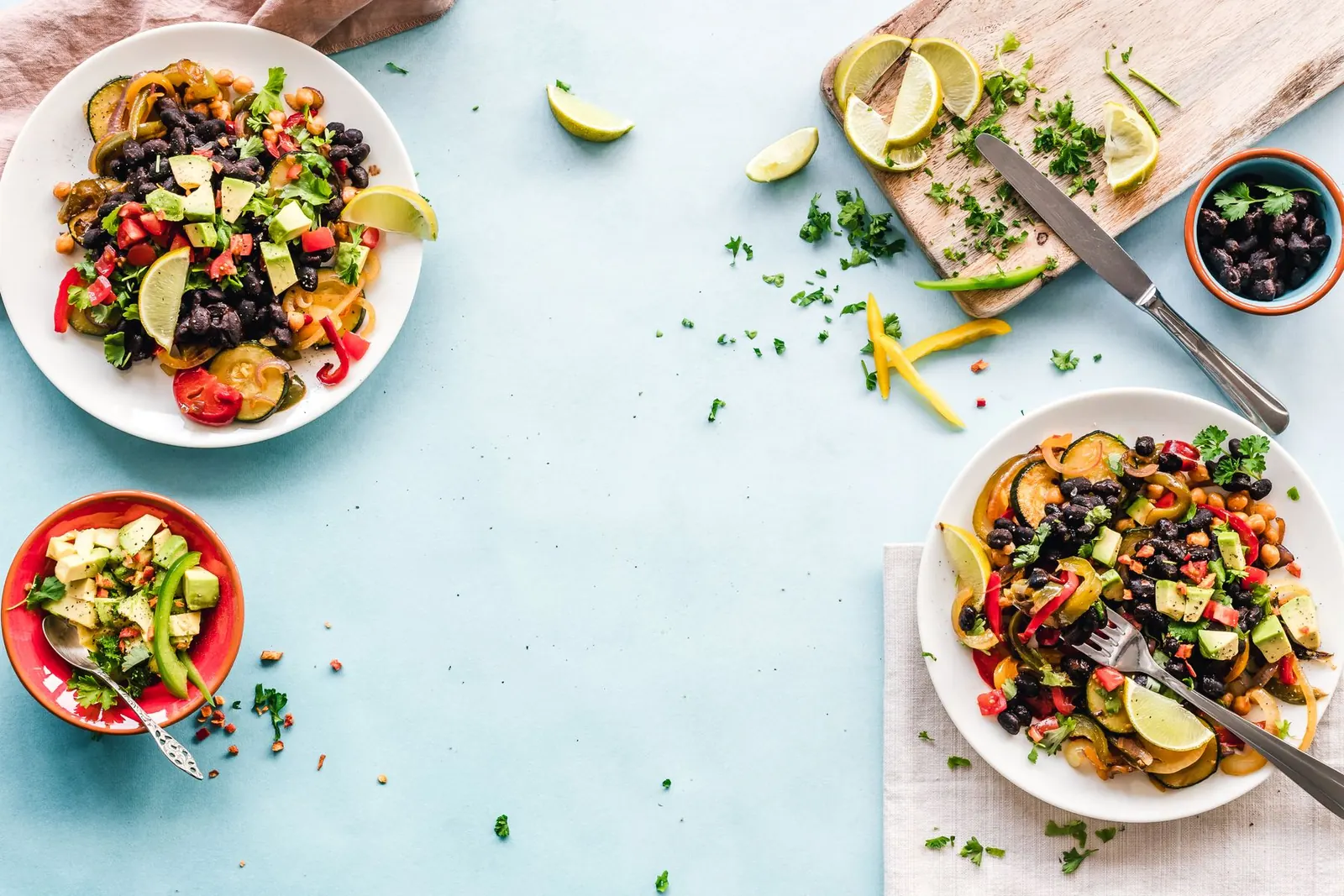Pratos de salada colorida sobre fundo azul-claro