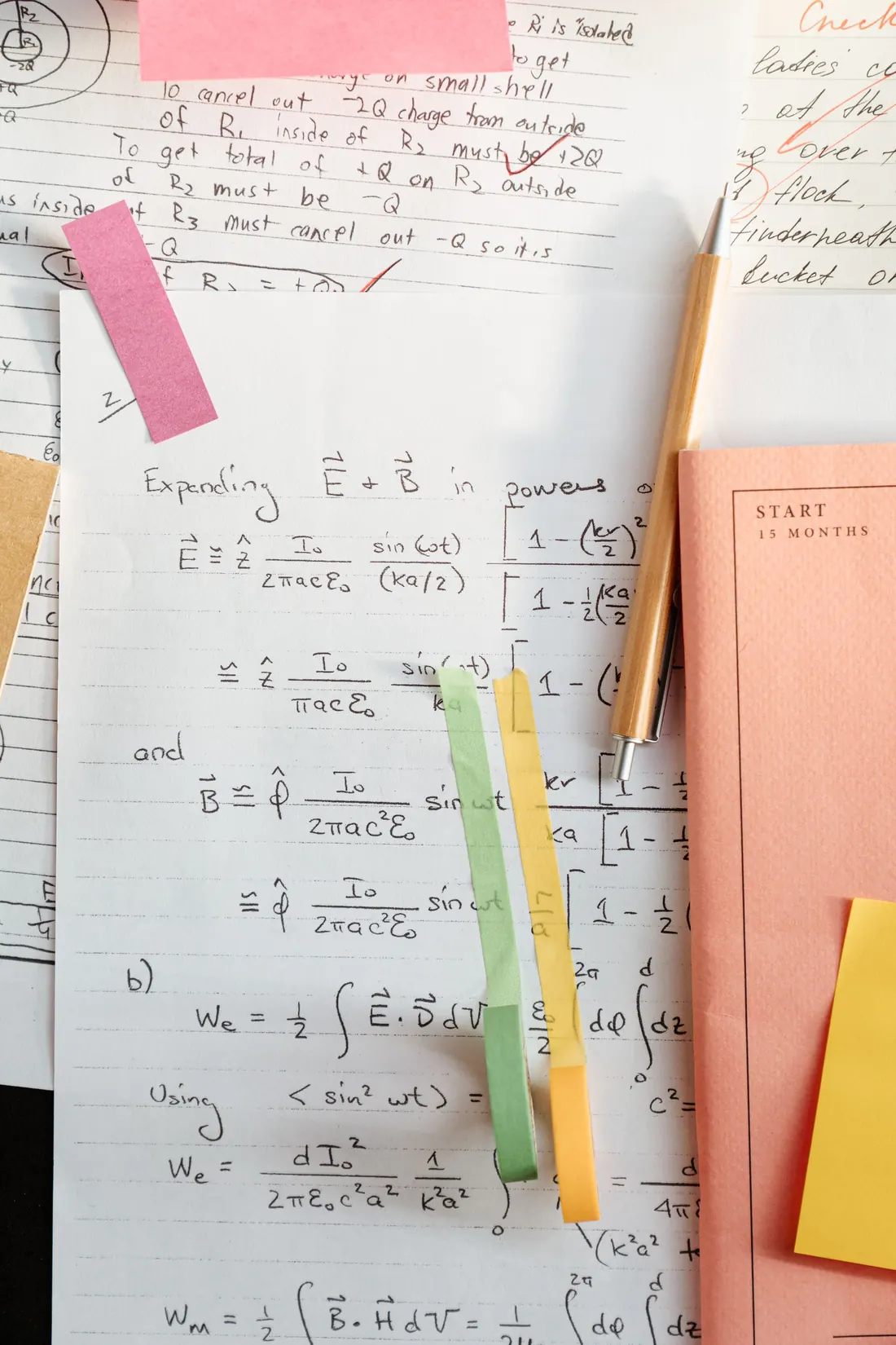 Folhas com fórmulas de matemática e marca-textos